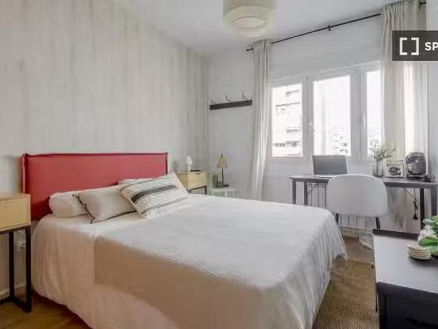 ¡Habitaciones en alquiler en piso de 6 habitaciones en Madrid!