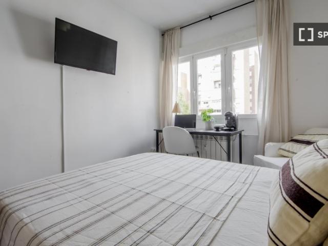 ¡Habitaciones en alquiler en piso de 6 habitaciones en Madrid!