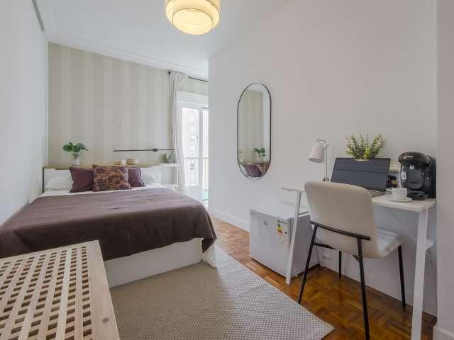 ¡Habitaciones en alquiler en piso de 6 habitaciones en Madrid!