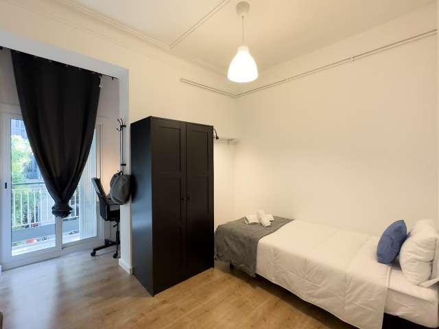 ¡Habitaciones en alquiler en un apartamento de 7 habitaciones en Barcelona!