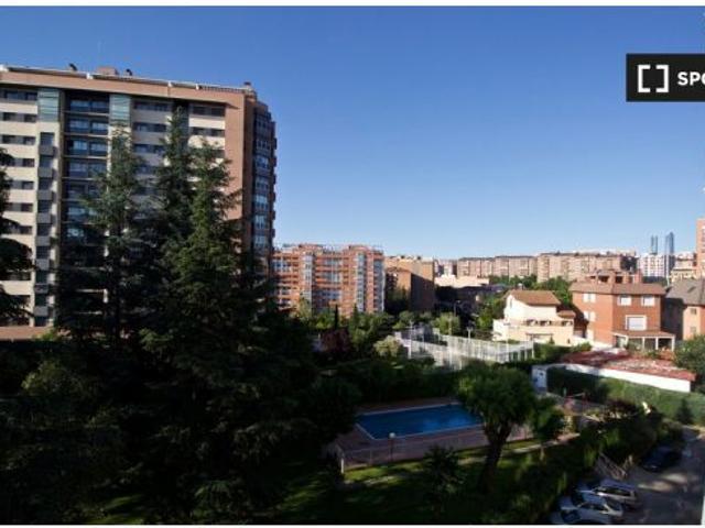 ¡Habitaciones en alquiler en un apartamento de 4 habitaciones en Madrid!