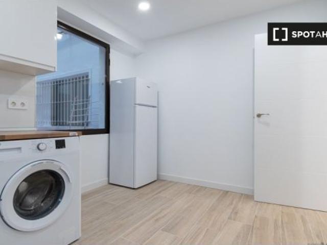 ¡Habitaciones en alquiler en un apartamento de 4 habitaciones en Madrid!