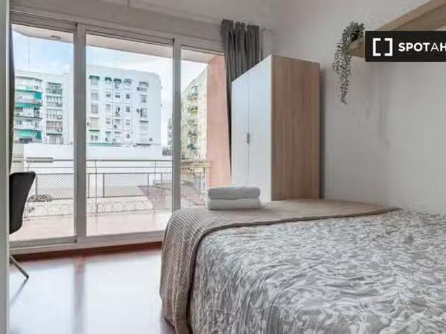 ¡Habitaciones en alquiler en un apartamento de 5 habitaciones.