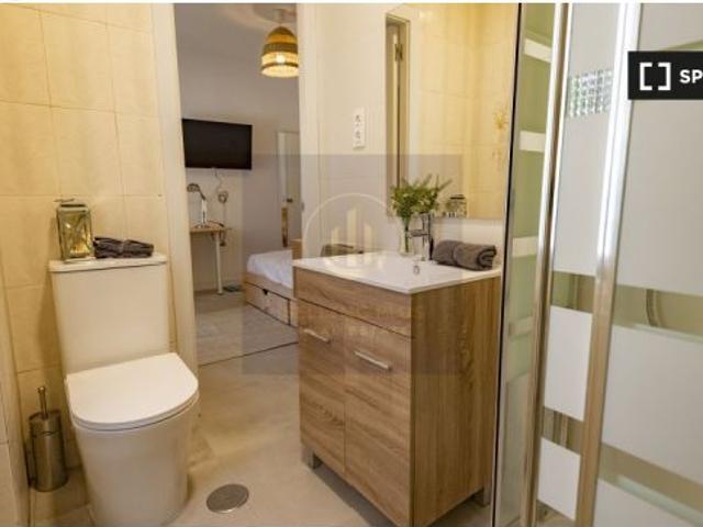 ¡Habitaciones en alquiler en un apartamento de 5 habitaciones en Madrid!