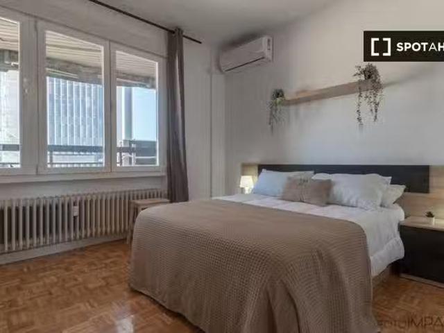 ¡Habitaciones en alquiler en un apartamento de 6 habitaciones.