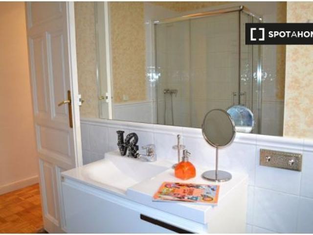¡Habitaciones en alquiler en un apartamento de 6 habitaciones en Madrid!