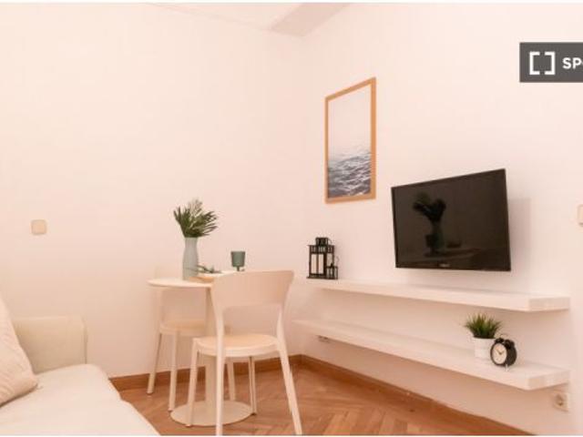 ¡Habitaciones en alquiler en un apartamento de 6 habitaciones en Madrid!