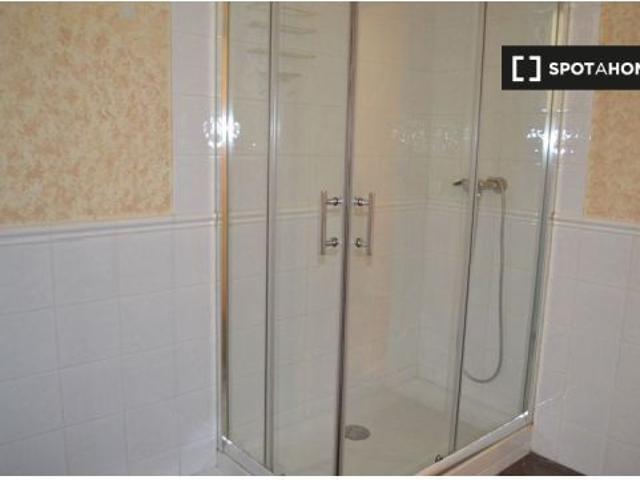 ¡Habitaciones en alquiler en un apartamento de 6 habitaciones en Madrid!
