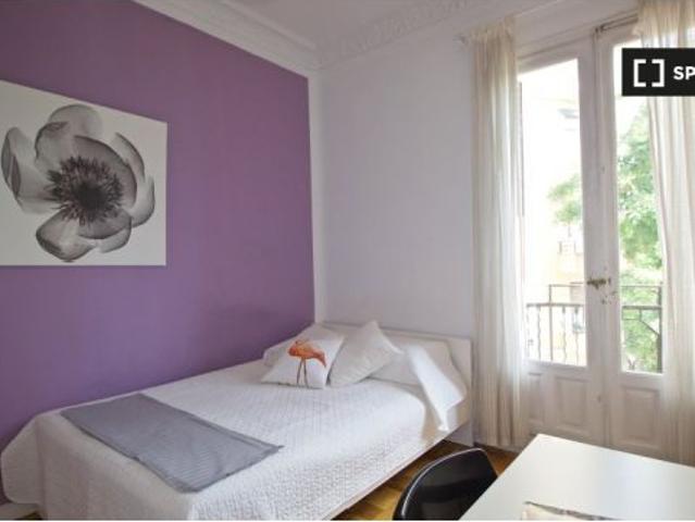 ¡Habitaciones en alquiler en un apartamento de 6 habitaciones en Madrid!