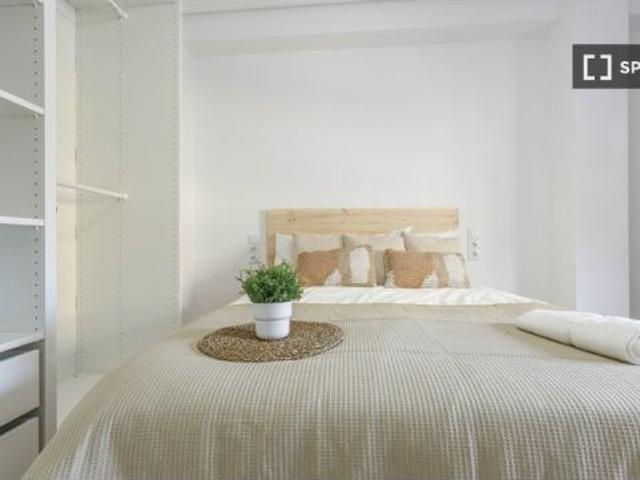 ¡Habitaciones en alquiler en un Piso de 5 Habitaciones en Valencia!