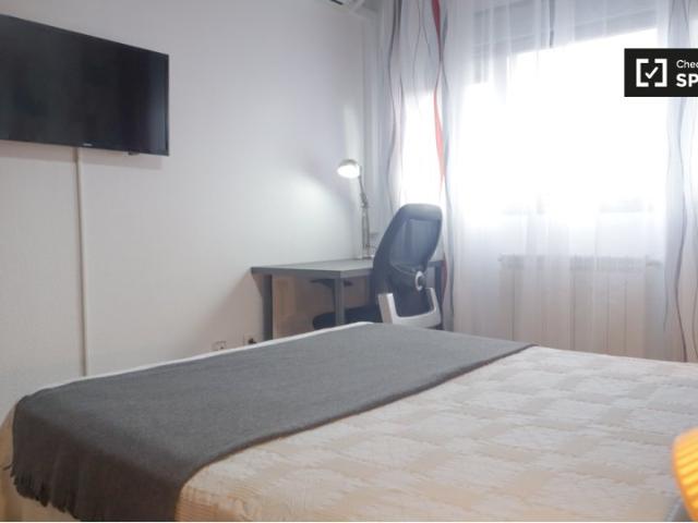 Habitación en piso compartido de 5 camas en Valdebernardo, Madrid
