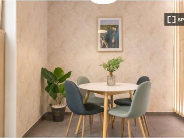 ¡Habitaciones en alquiler en un piso de 7 habitaciones en Madrid!