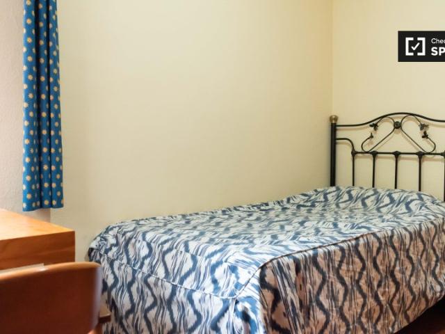 Habitaciones para alquilar en apartamento de 4 dormitorios en Granada