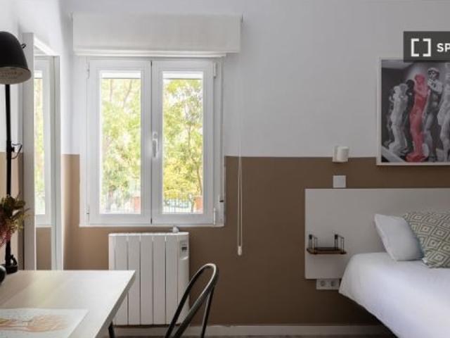 Habitaciones para alquilar en apartamento de 2 dormitorios en Gràcia