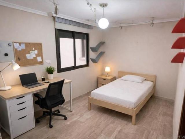 ¡HABITACIONES PARA ESTUDIANTES A ESCASOS METROS DEL CEU!