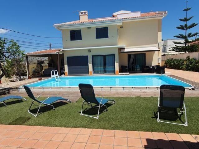Habitao T8 em Charneca De Caparica E Sobreda de 324,00 m2
