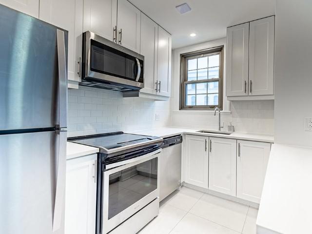 Haddon Hall 2 Bedroom Apartment for Rent at 2255 Rue Lambert Closse, Montréal, QC H3H 1Z9