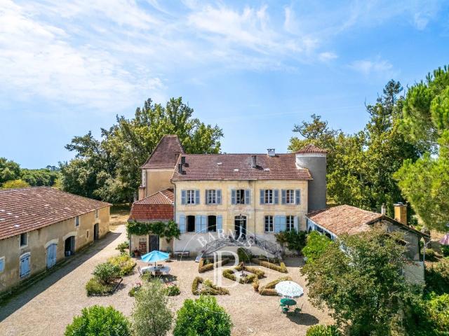 Hagetmau, Château Du XVIIème Avec Dépendances Sur 3 Hectare. 550m² Saint Sever
