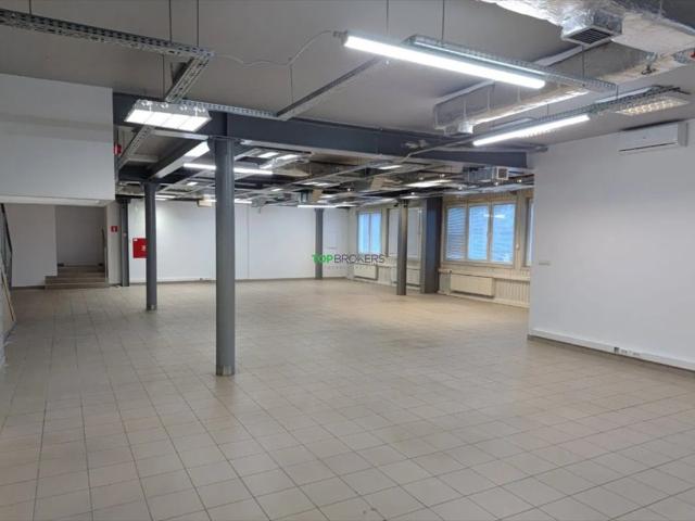 Hala magazynowa 556 m2 z biurami, parkingiem i socjalem
