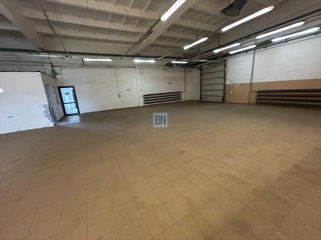 Hala przemysłowa 280 m² z automatycznymi bramami