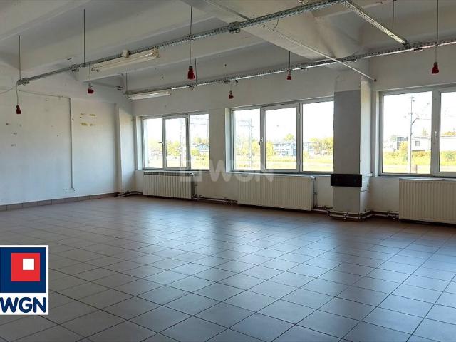 Hala 230 m² z windą, klimatyzacją i dużym parkingiem