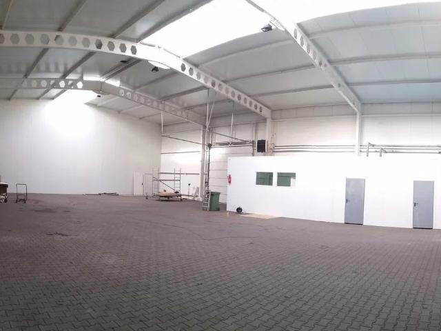 Hala 770 m² z możliwością adaptacji biur, ogrzewana