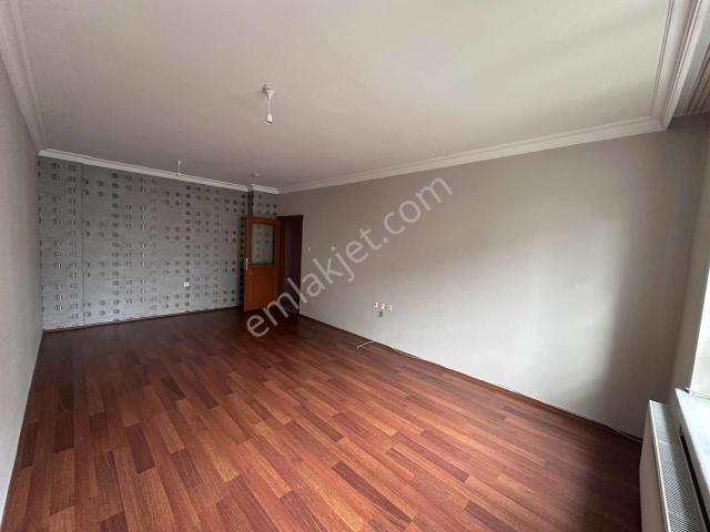 Haldun Caddesi 3.kat 2+1 Yapılı Geniş Balkonlu asansörlü