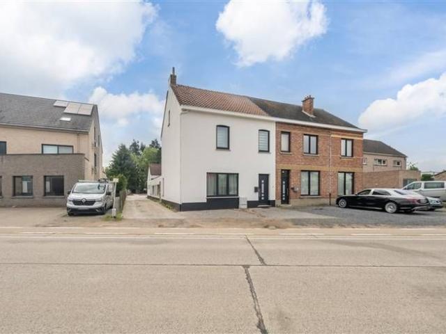 Half open bebouwing met 3 mogelijkheid tot 5 slaapkamers o