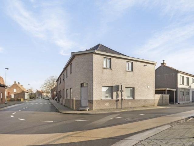 Half open bebouwing met 3 slaapkamers in het centrum van.