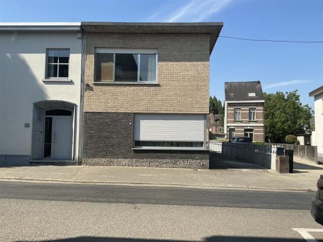 Half open bebouwing met 3 slaapkamers!
