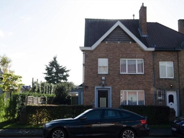 Half open gezinswoning met mogelijkheid tot 5 slaapkamers