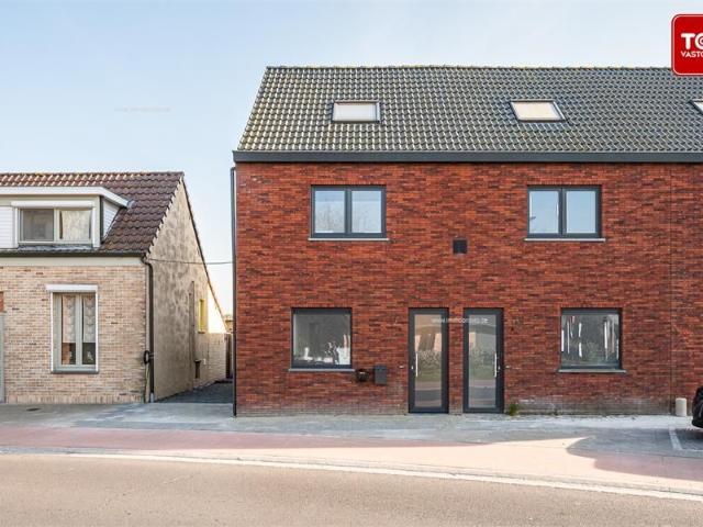 Half open woning met tuin en garage