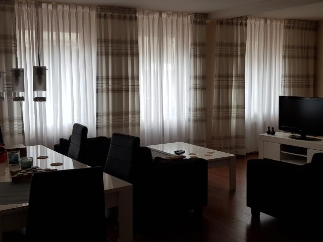 Half appartement met slaapkamer