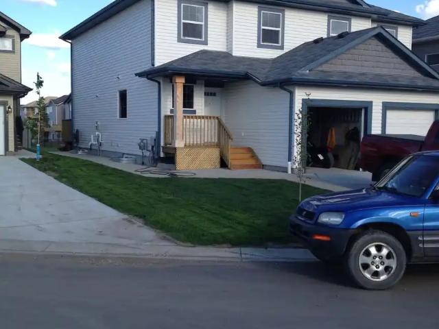 Half Duplex in quiet Culdesac backing onto park