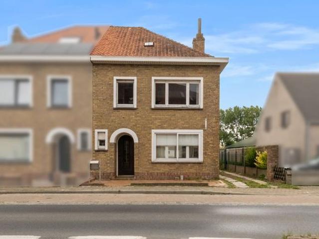 Halfopen te renoveren bebouwing met 3 slaapkamers op aang.