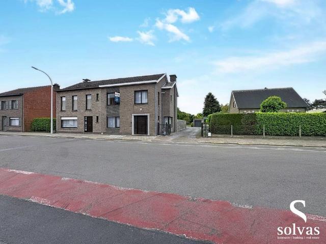 Halfopen woning gelegen te Eeklo
