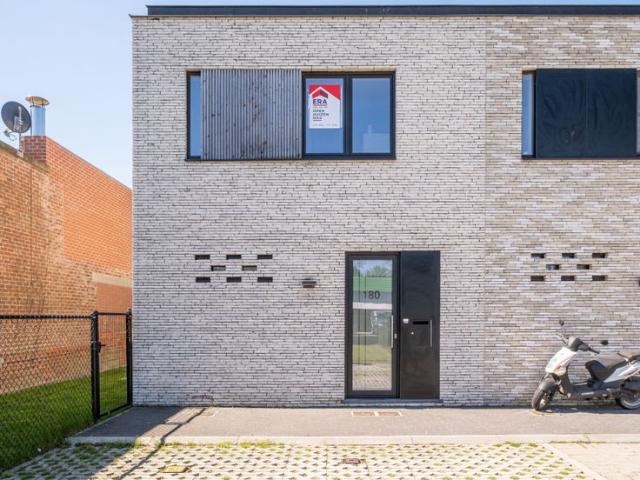 Halfopen woning gelegen in Veurne met drie slaapkamers
