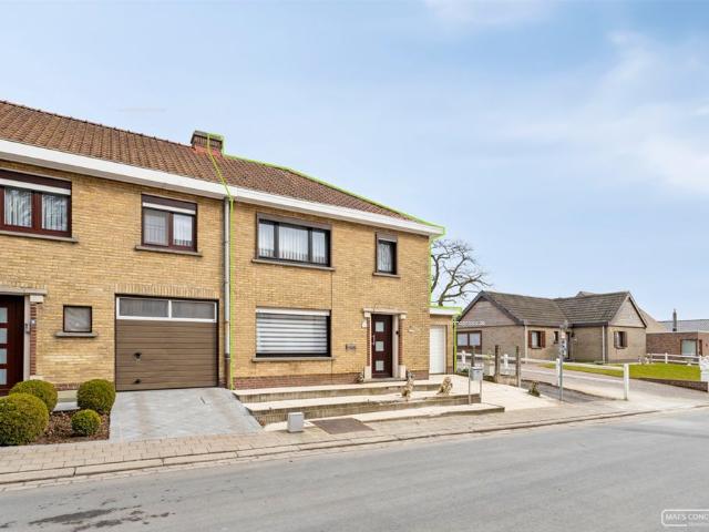 Halfopen woning in rustige wijk, pal in Anzegem centrum