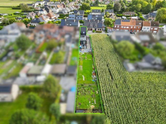Halfopen woning met moderne voorzieningen!