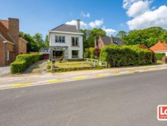 Halfopen woning met afzonderlijke garage en bijgebouw op.
