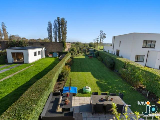 Halfopen woning met enorme tuin  4 slaapkamers, polyval.