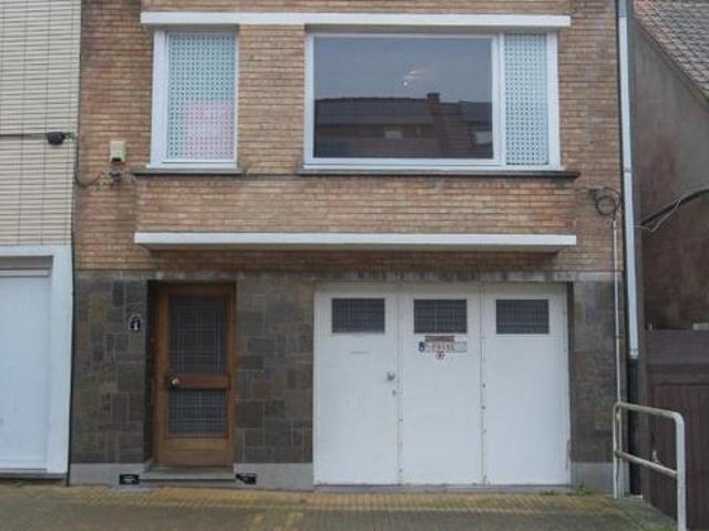 HALFOPEN WONING MET GARAGE & KOER