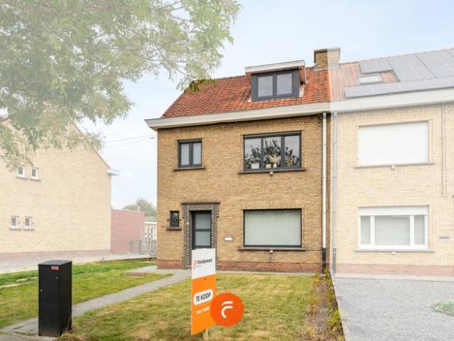 Halfopen woning met grote tuin en garage in gezinsvriende.