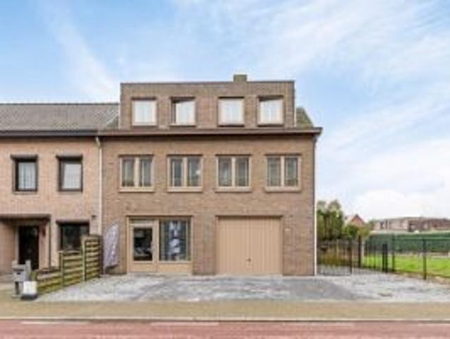 Halfopen woning met handelspand op een toplocatie