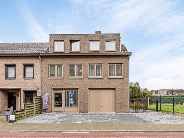Halfopen woning met handelspand op een toplocatie