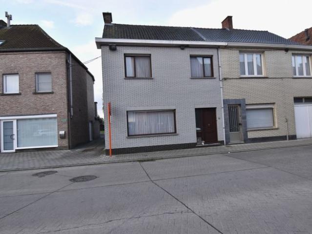 Halfopen woning met ruime tuin in centrum Ruiselede