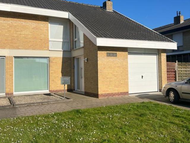 Halfopen woning met tuin