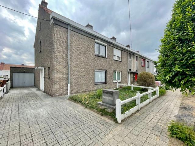 Halfopen woning met uitweg in rustige buurt in Waregem!