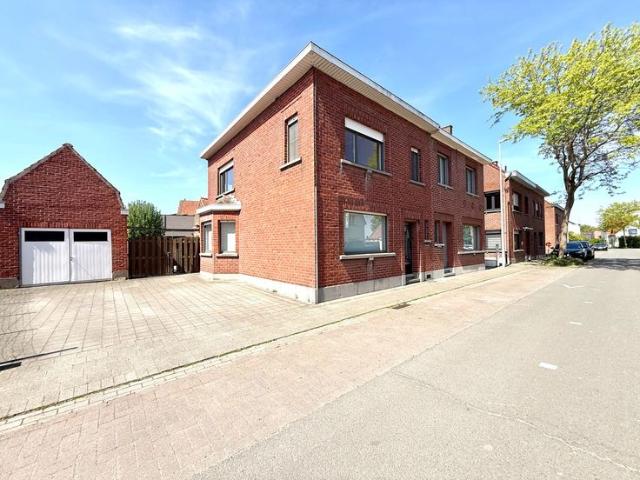 Halfopen woning met veel potentieel en mooie tuin op 429m²
