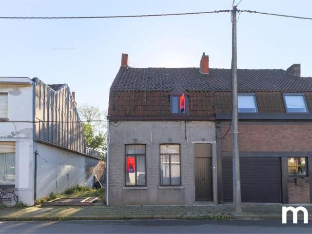 Halfopen woning met veel potentieel op 430 m2 !